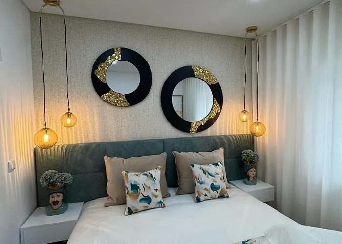 At Maries 4 Blue 페니케